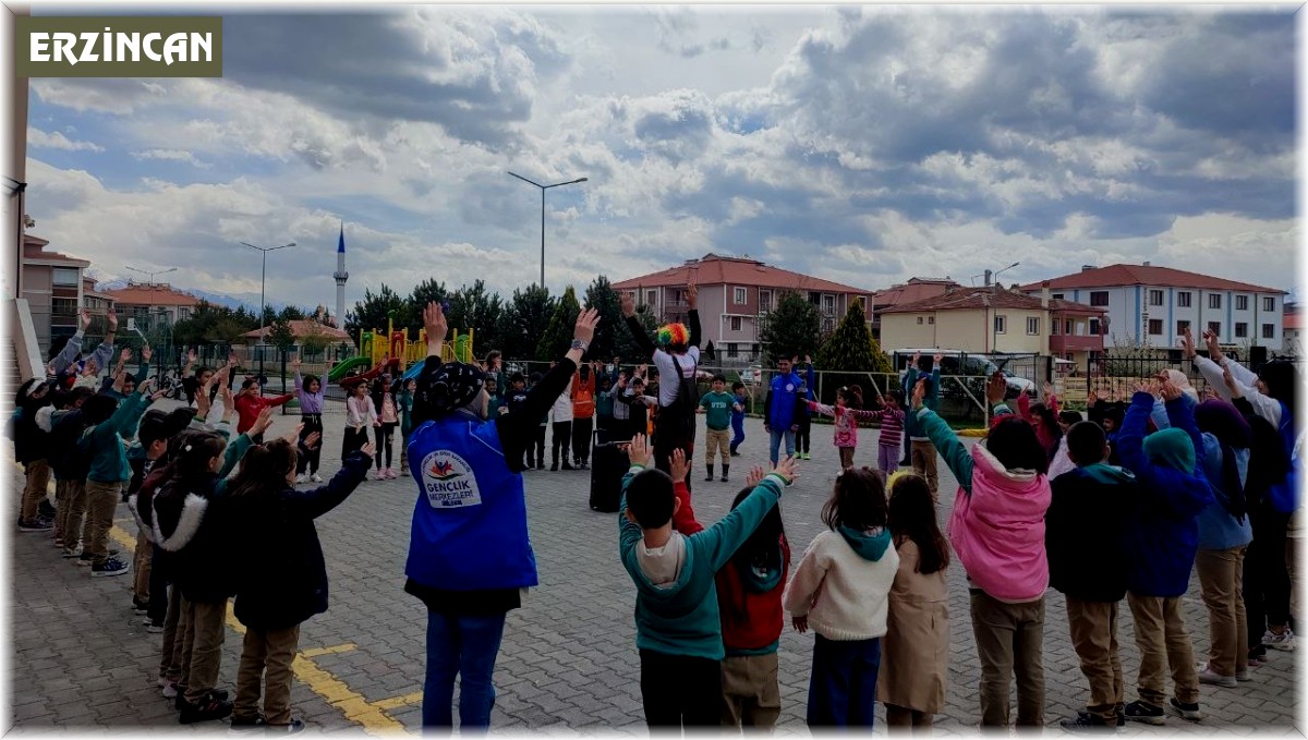 Minik öğrencilere palyaço sürprizi