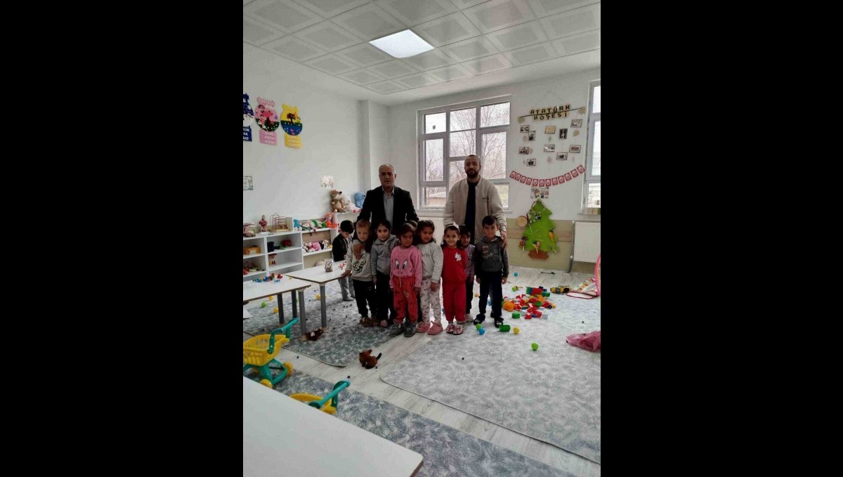 Minik öğrencilerle bir araya geldi