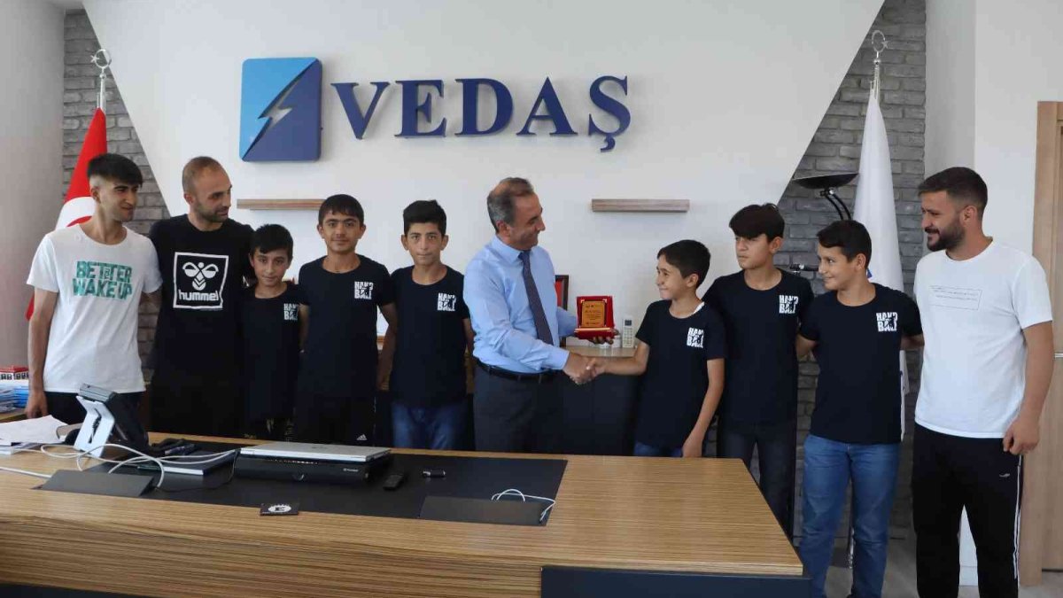 Minik sporculardan VEDAŞ'a teşekkür ziyareti