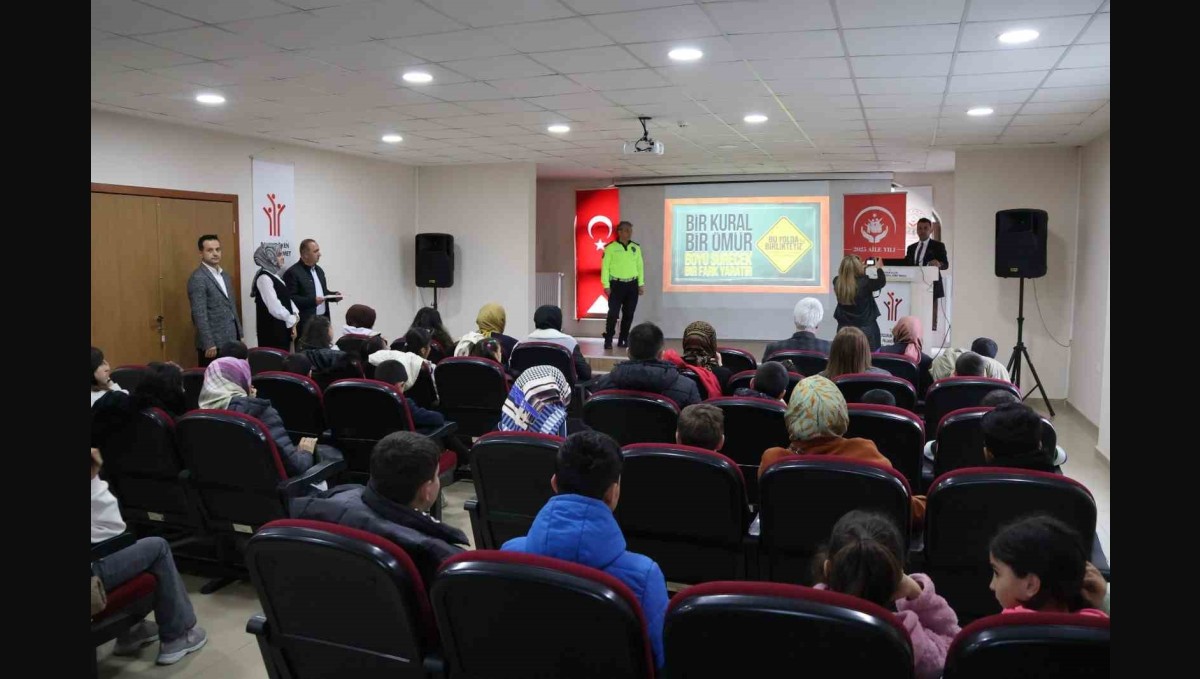 Minik trafik dedektifleri görev başında