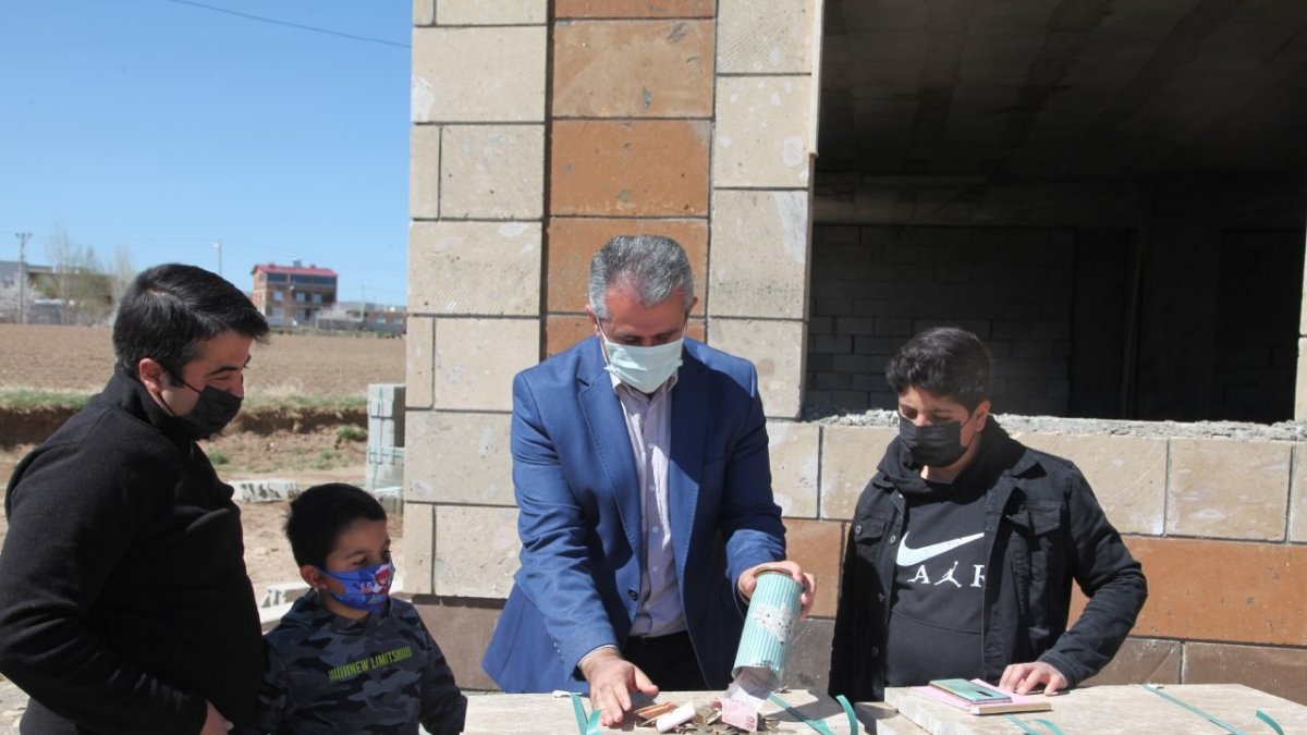 Minik Yunus Emre, kumbarasında biriktirdiği parayı şehidin vasiyet ettiği cami inşaatına bağışladı