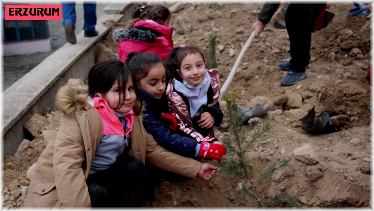 Minik yürekler okul bahçelerine fidan diktiler