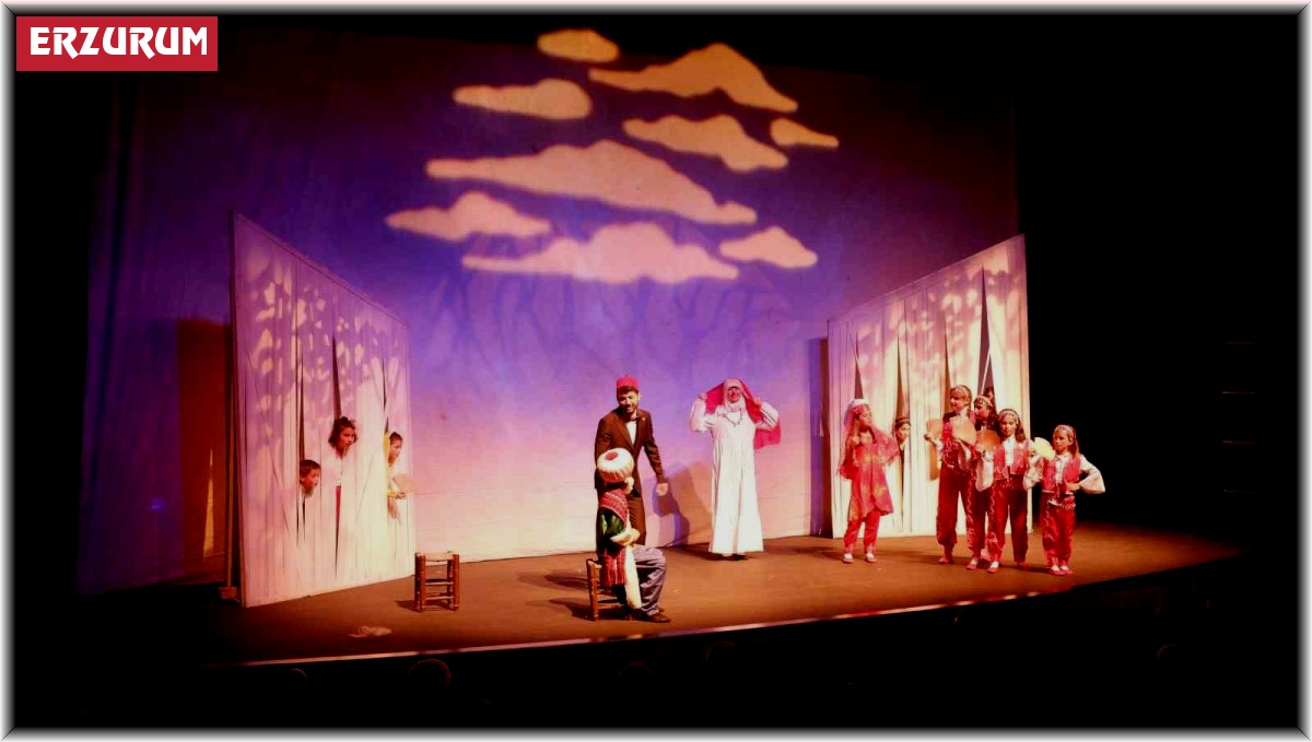 Minik yürekler tiyatro sahnesinde buluştu