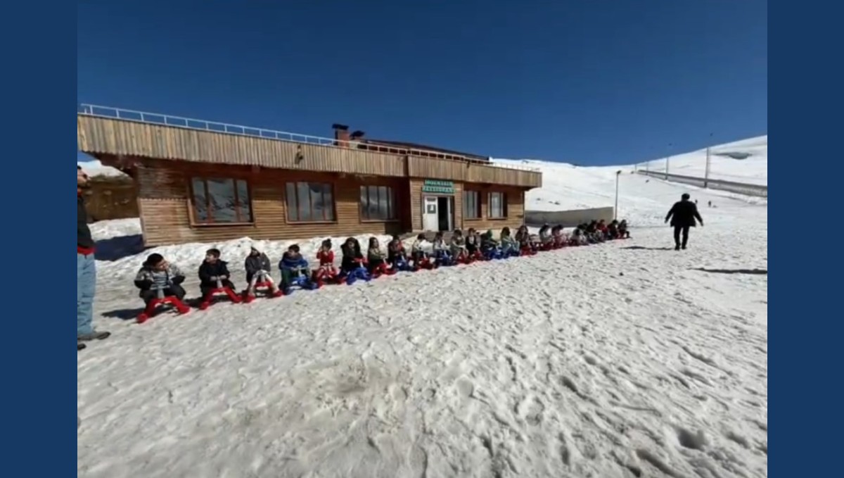 Minikler 3 bin rakımda kayak yaptı