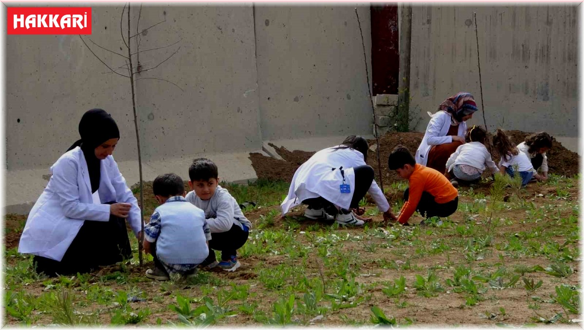 Minikler fidan dikti, büyükler halay çekti