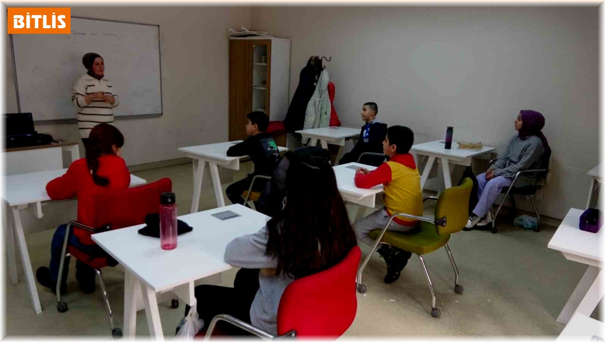 Minikler İngilizce kursunda hem eğleniyor hem öğreniyor