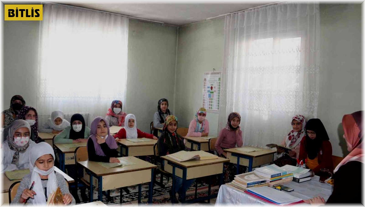 Minikler Kur'an kurslarında hem eğleniyor hem öğreniyor