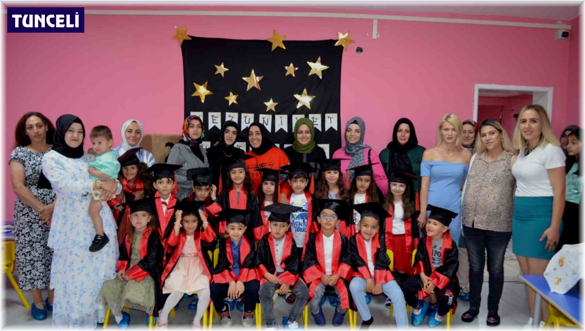 Minikler mezuniyetlerini kep atarak kutladı