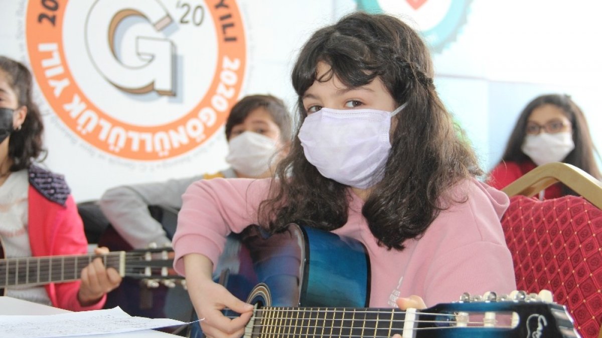 Minikler pandemi stresini bağlama, keman ve gitar çalarak atıyor