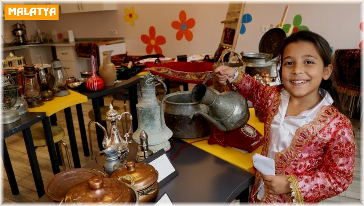 Minikler topladıkları eşyalarla müze kurdu