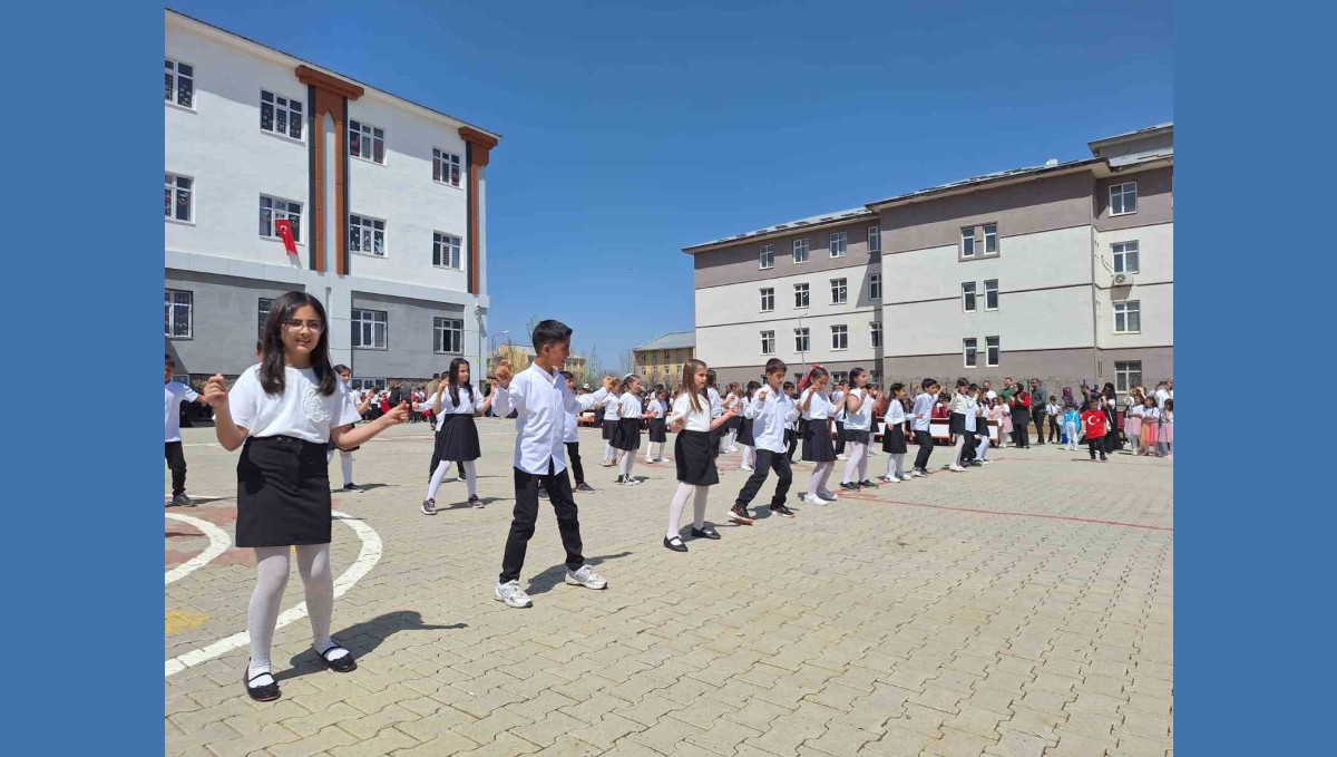 Miniklerden 23 Nisan gösterisi