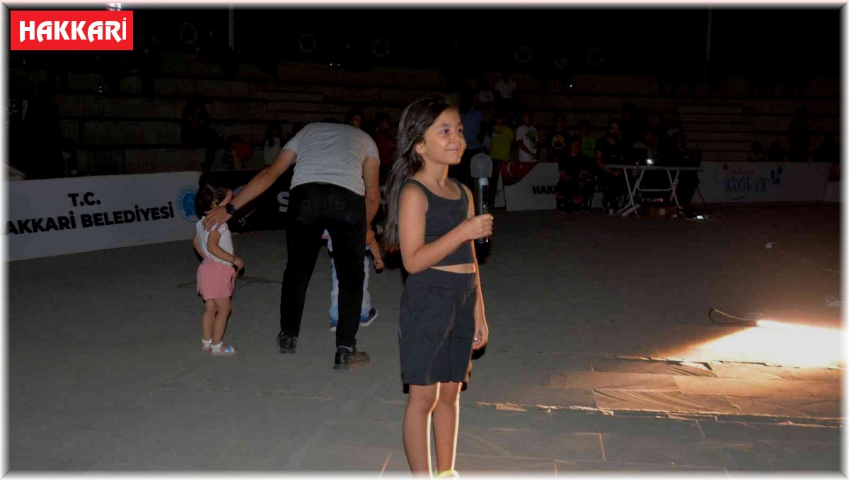 Miniklerden inanılmaz sahne performansı