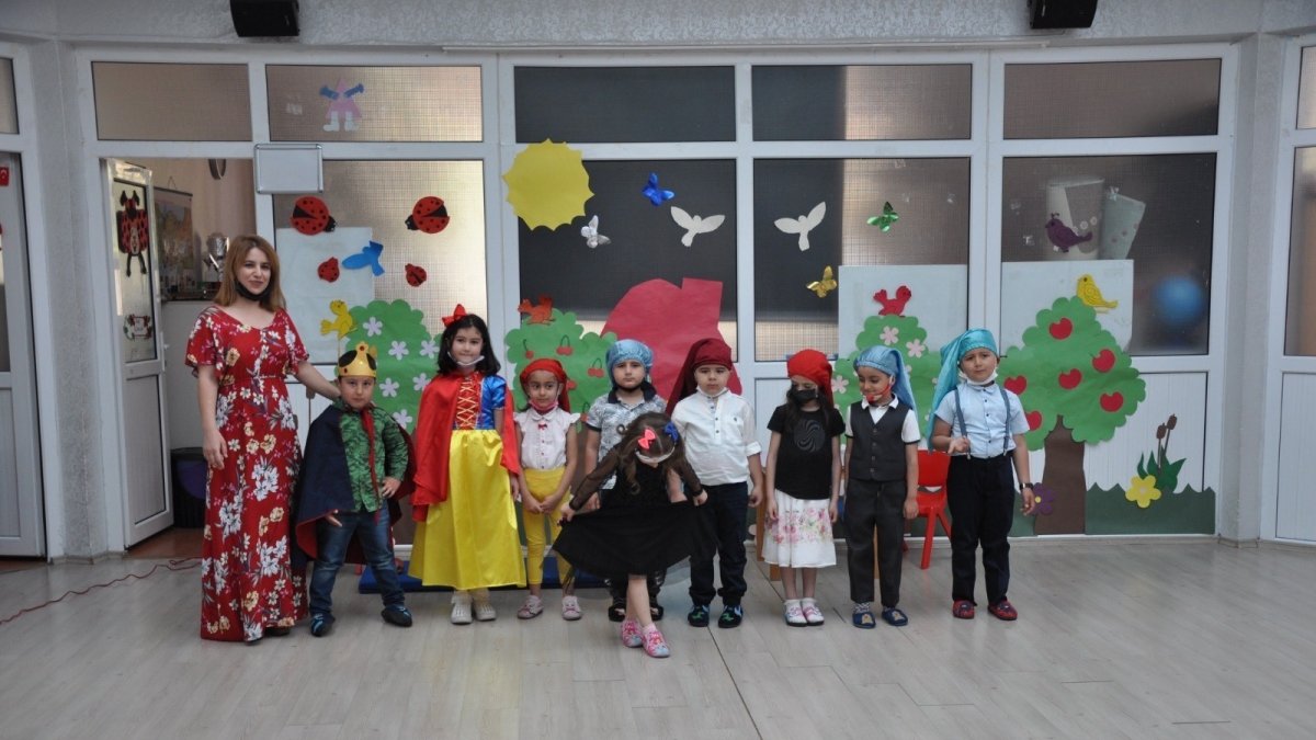 Miniklerden tiyatro gösterisi