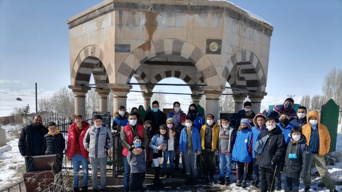 Miniklerden türbeye ziyaret