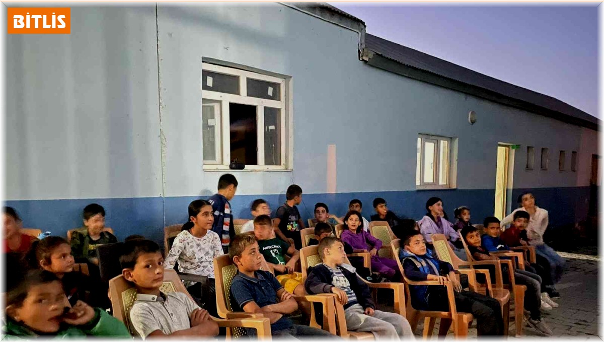 Miniklere açık havada sinema keyfi