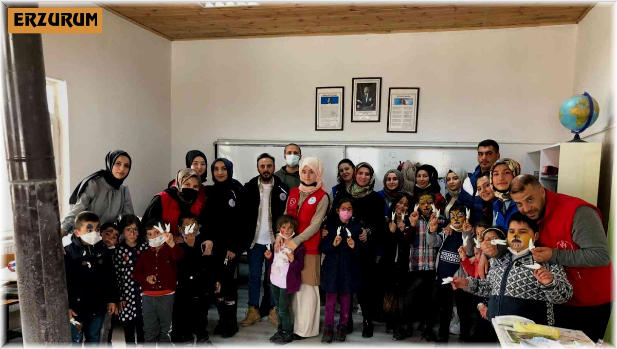 Miniklerin gönlüne diş setiyle girdiler