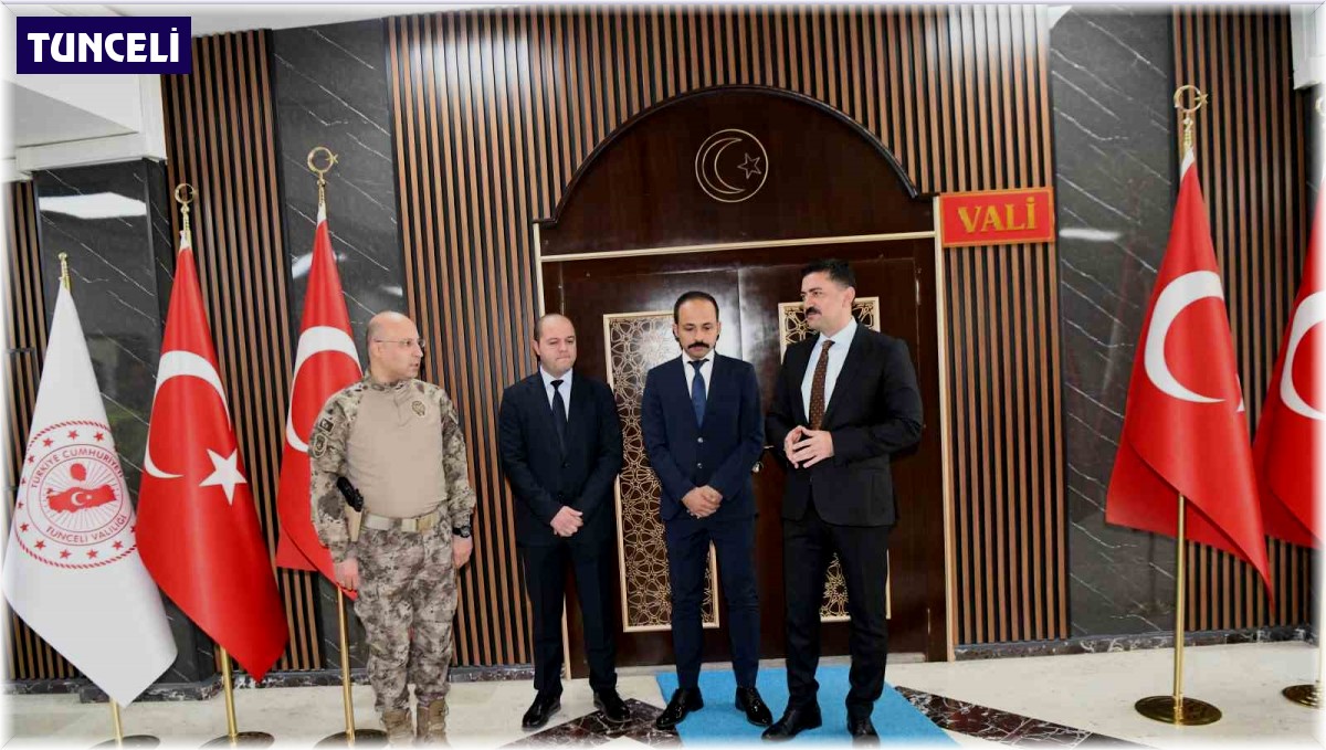 Misafirlikteyken yan komşuyu hayata bağlayan polislere takdir belgesi verildi