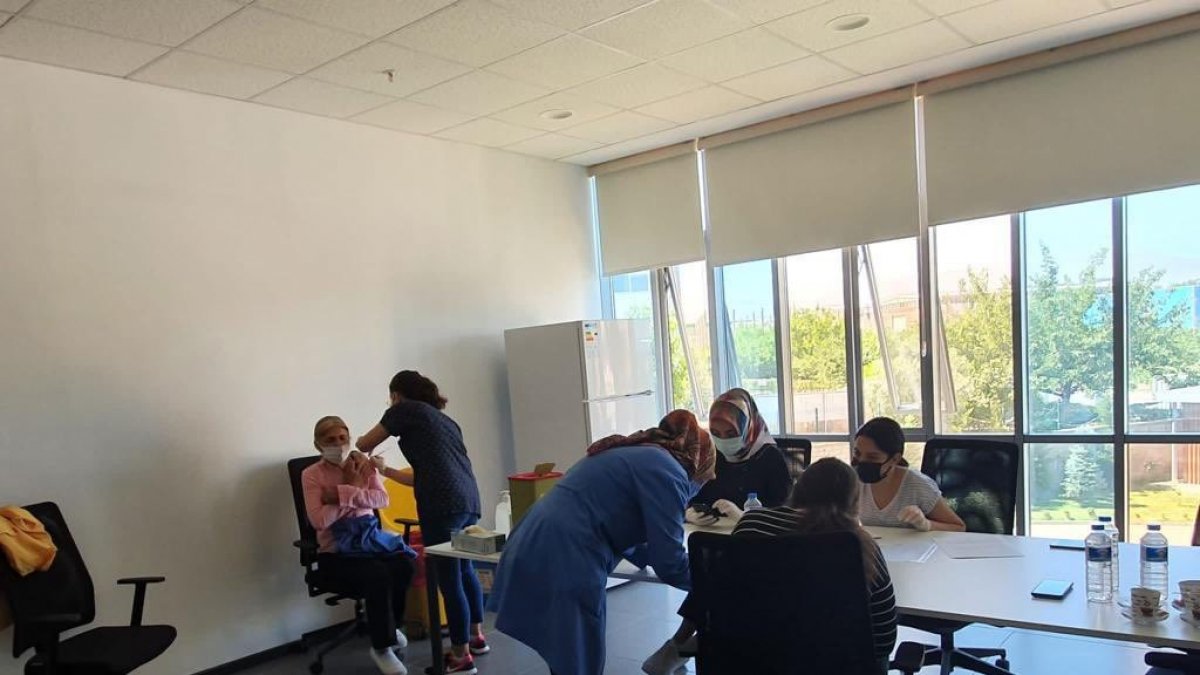 Mobil sağlık ekipleri sanayide aşıda