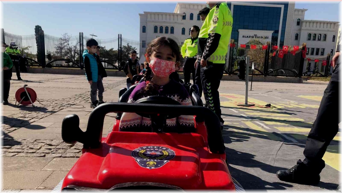 Mobil trafik eğitim tırı 2'nci gününde Elazığ'da eğitime devam etti