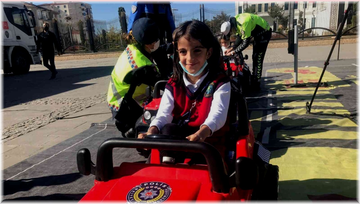 Mobil Trafik Eğitim Tırı Elazığ'da öğrencilerle buluştu