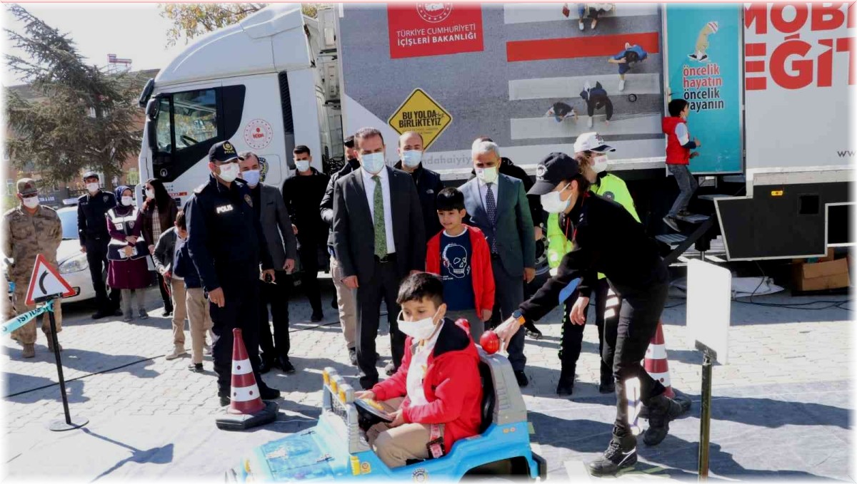 Mobil trafik eğitim tırı Hakkari'de