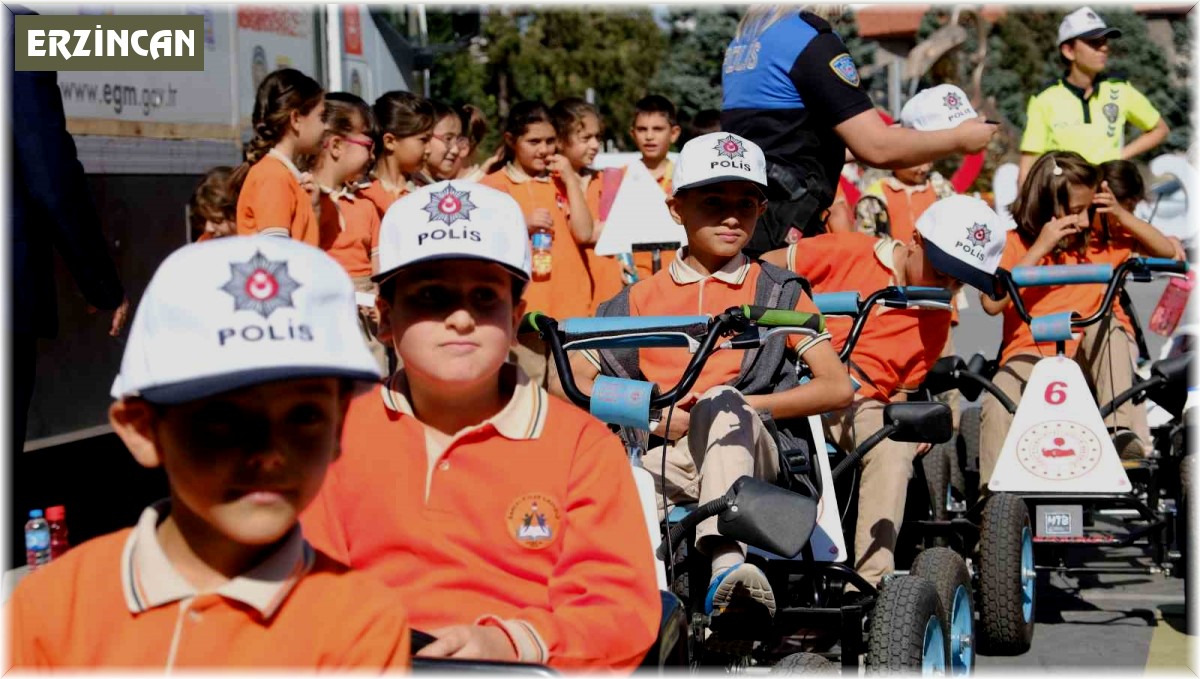 Mobil trafik eğitim tırında emniyet kemerinin önemi simülasyon ile anlatıldı