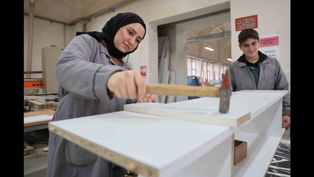 Mobilya bölümünün tek kız öğrencisi: Kulağında kalem elinde çekiç, erkeklere taş çıkartıyor