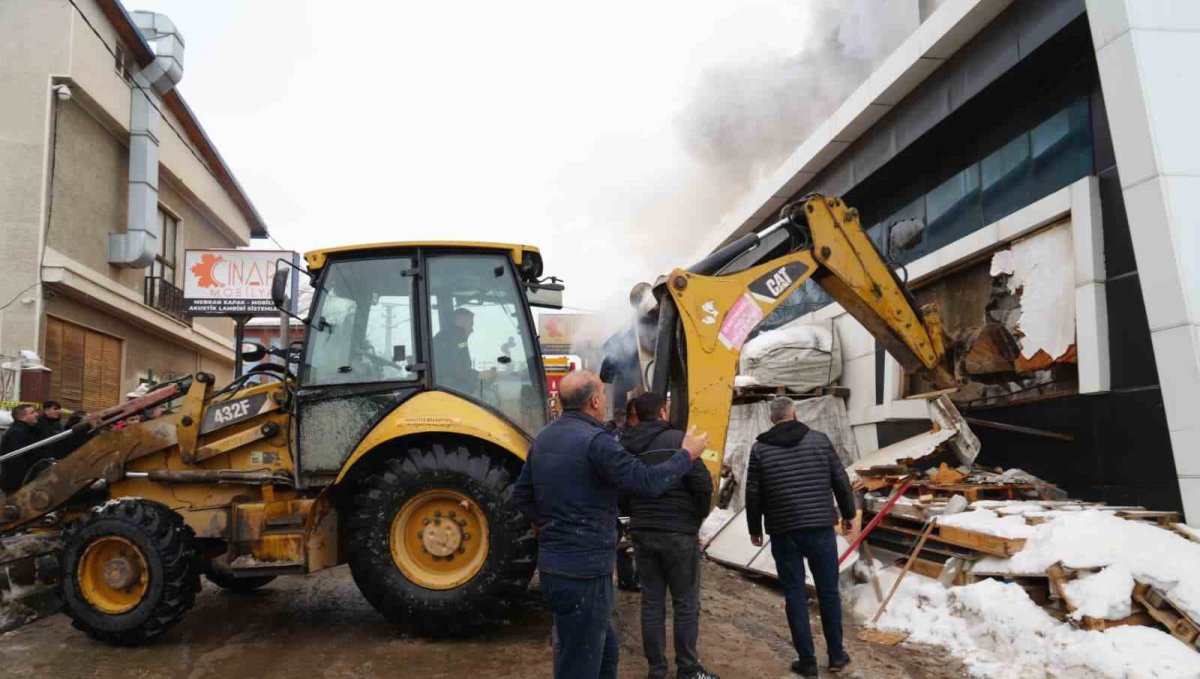 Mobilya fabrikasında yangın: 1 ölü, 1'i ağır 7 yaralı