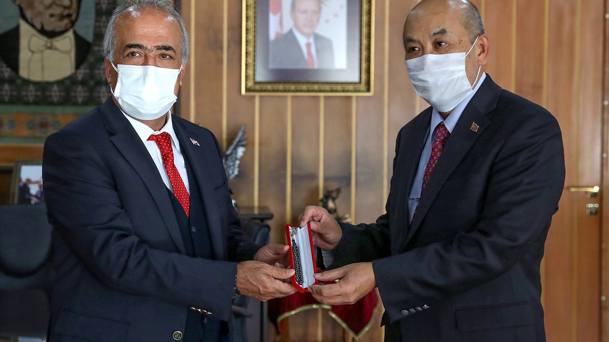 Moğolistan'ın Ankara Büyükelçisi Ravdan Erzurum'da Rektör Çomaklı'yı ziyaret etti