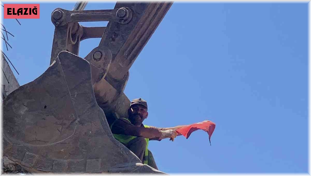 Molozlar arasından Türk bayrağını çıkardı, görenlerin içini ısıttı