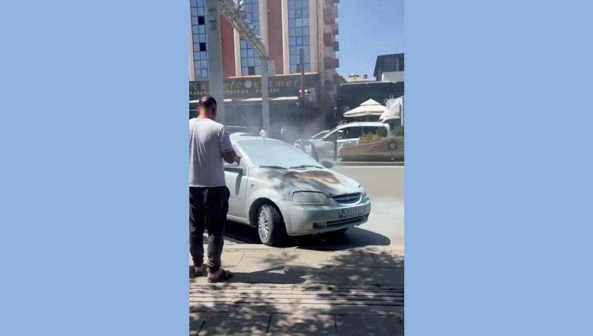 Motor kısmı alev alan otomobil, vatandaşların hızlı müdahalesi ile söndürüldü