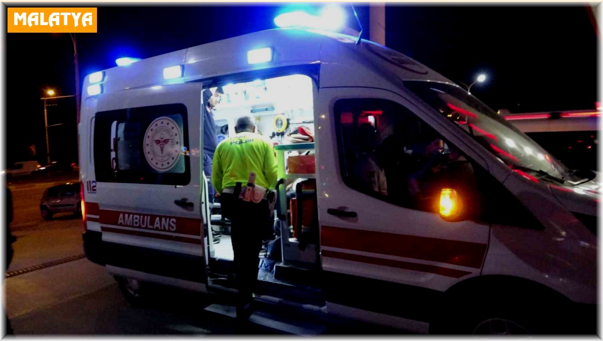 Motosiklet ile bisiklet çarpıştı: 3 yaralı