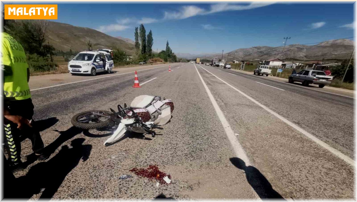 Motosiklet ile kamyonet çarpıştı: 1 yaralı