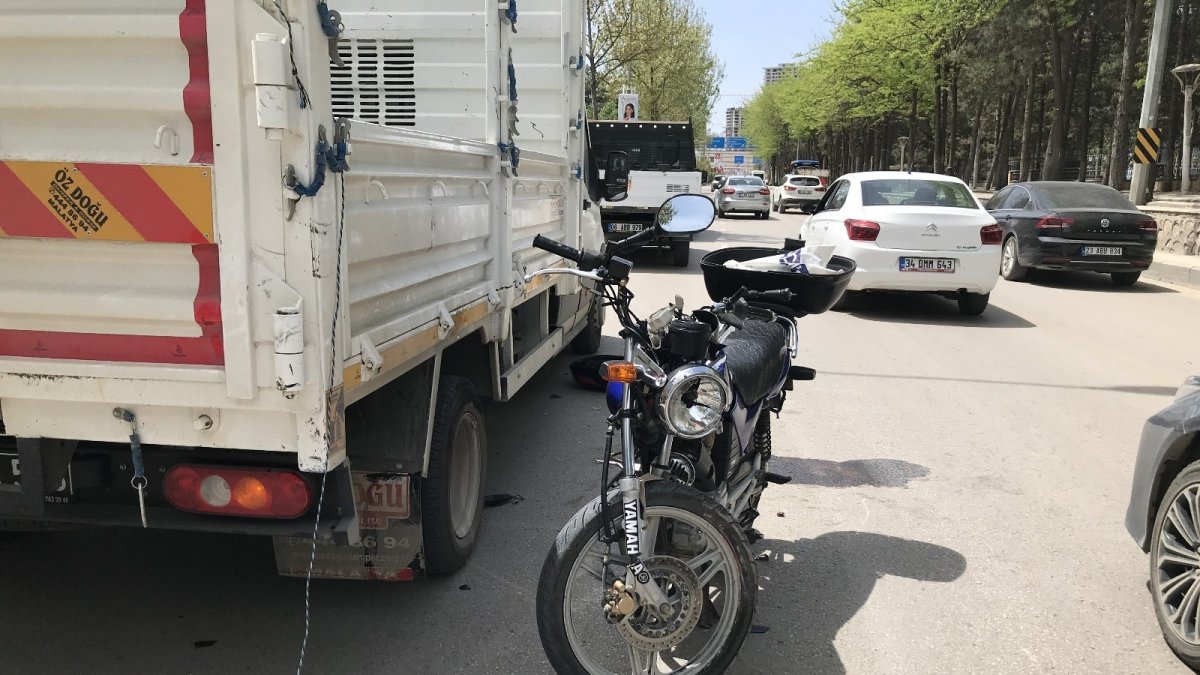 Motosiklet, kamyonete çarptı: 2 yaralı