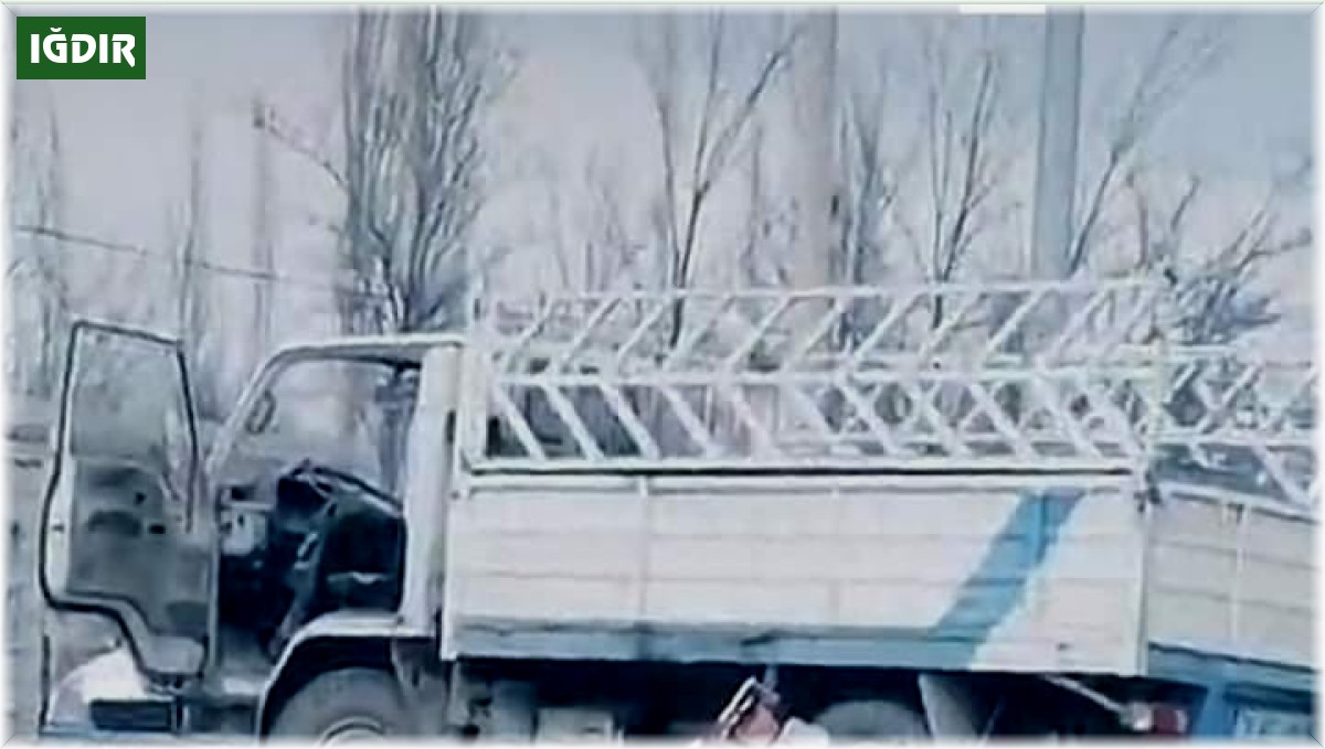 Motosiklet kamyonetin altında kaldı: 1 ölü