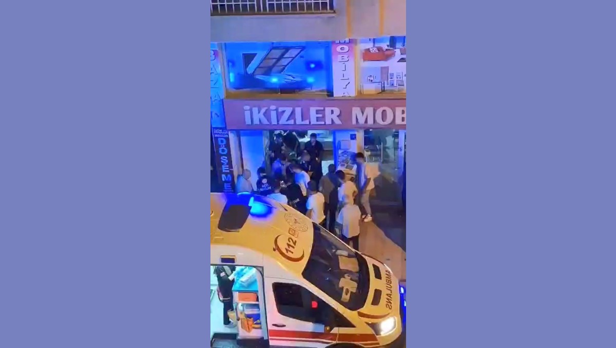 Motosiklet mobilya mağazasına girdi: 1 yaralı