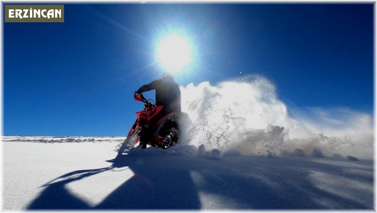 Motosiklet tutkunları karla kaplanan 3 bin rakımda ki Esence'de adrenaline doydu