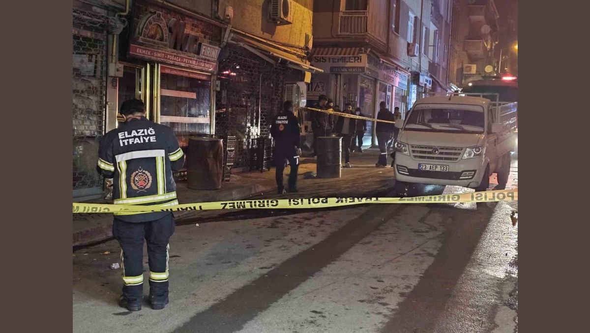 Motosikletin çarptığı pikabın yakıt deposu delindi: Yol trafiğe kapatıldı