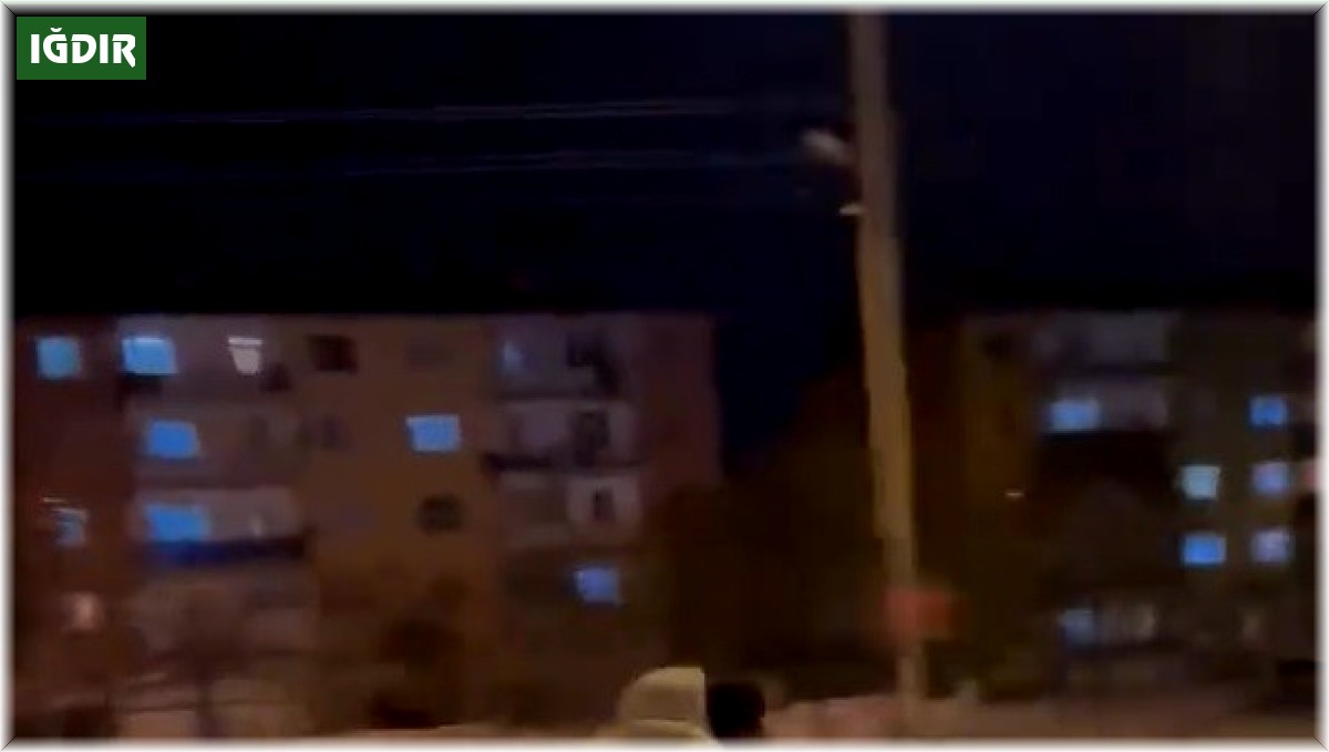 Motosikletle akrobatik hareketler yapan kişiler, kendilerini takip eden polisleri de çekerek sosyal medyadan paylaştılar