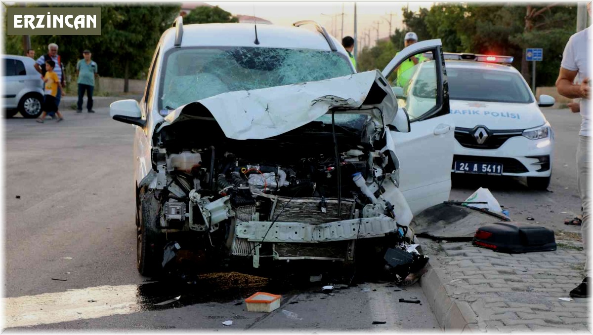 Motosikletle otomobil çarpıştı: 2 yaralı