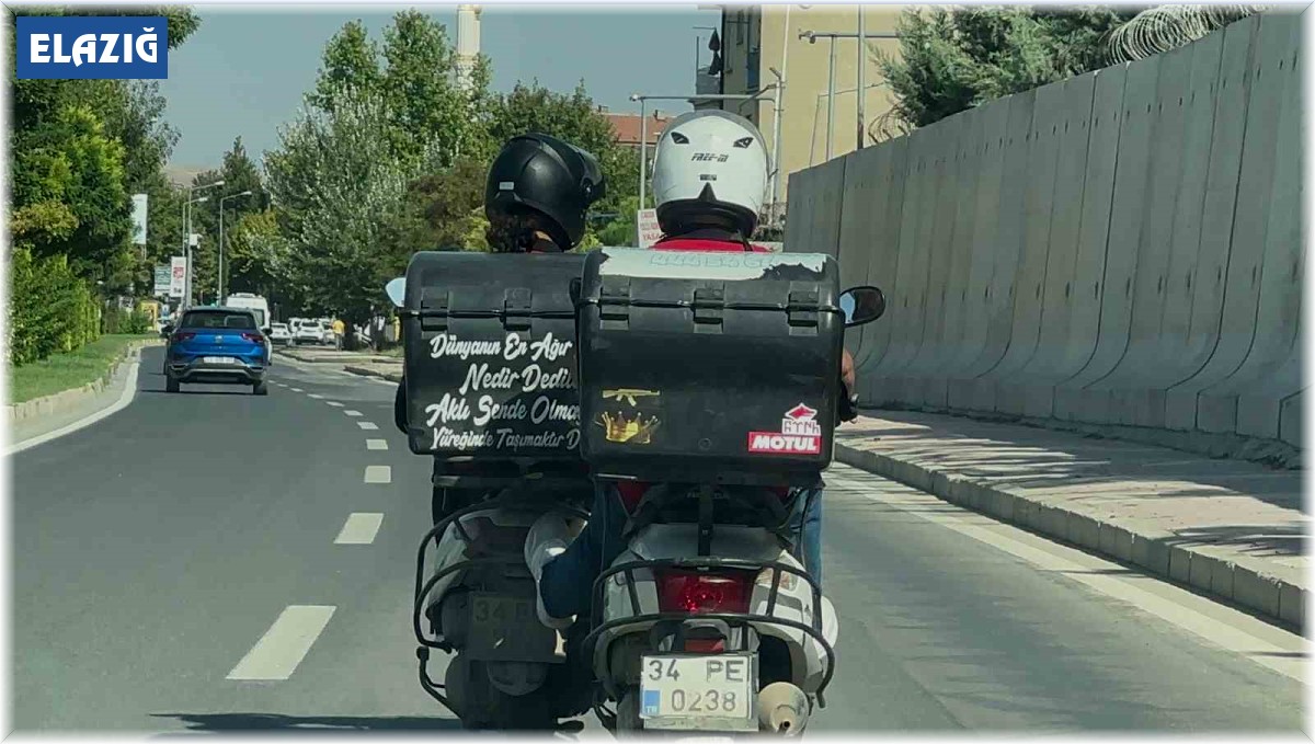 Motosikletlilerin trafikteki tehlikeli yardımlaşması kameralara yansıdı