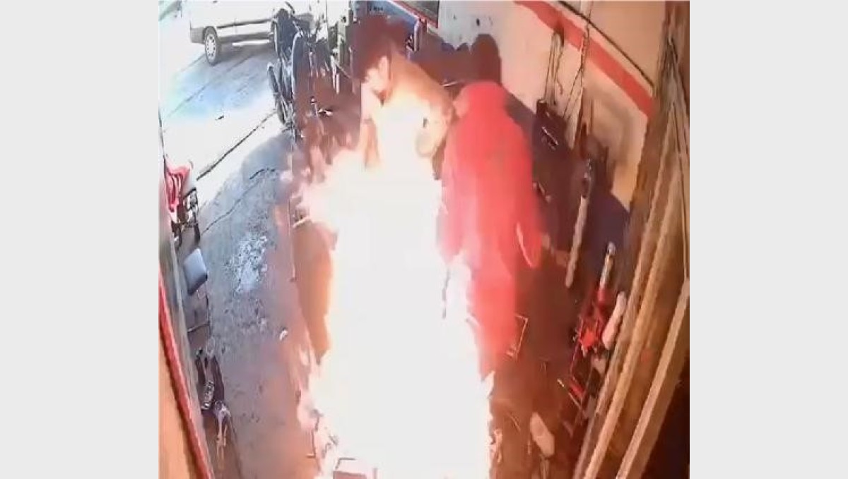 Motosikletteki yangına yanıcı maddeyle müdahale edince alevlerin arasında kaldılar: O anlar kamerada