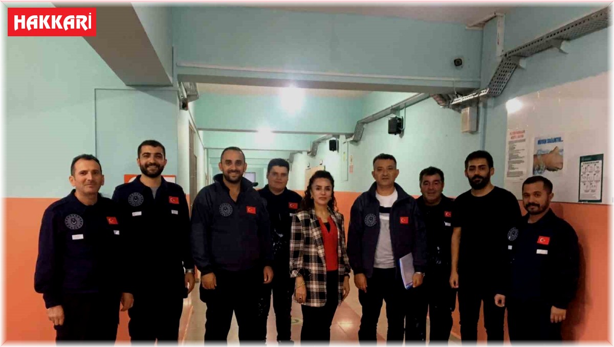 MSB personelleri Hakkari'deki kurum binalarının bakım onarımını yapıyor