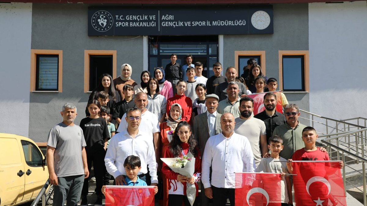 Muaythai Dünya Şampiyonası'nda gümüş kazanan Sibel Oruç'a Ağrı'da coşkulu karşılama