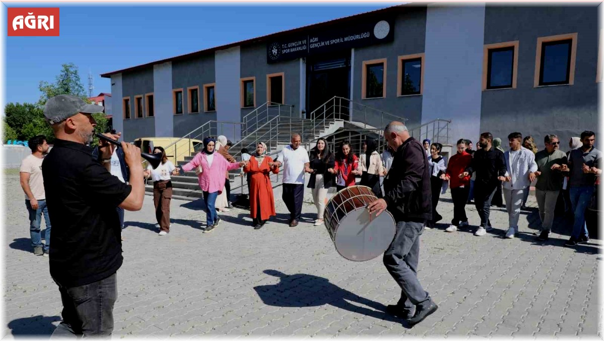 Muaythai Dünya Şampiyonası'nda gümüş kazanan Sibel Oruç, Ağrı'da coşkuyla karşılandı