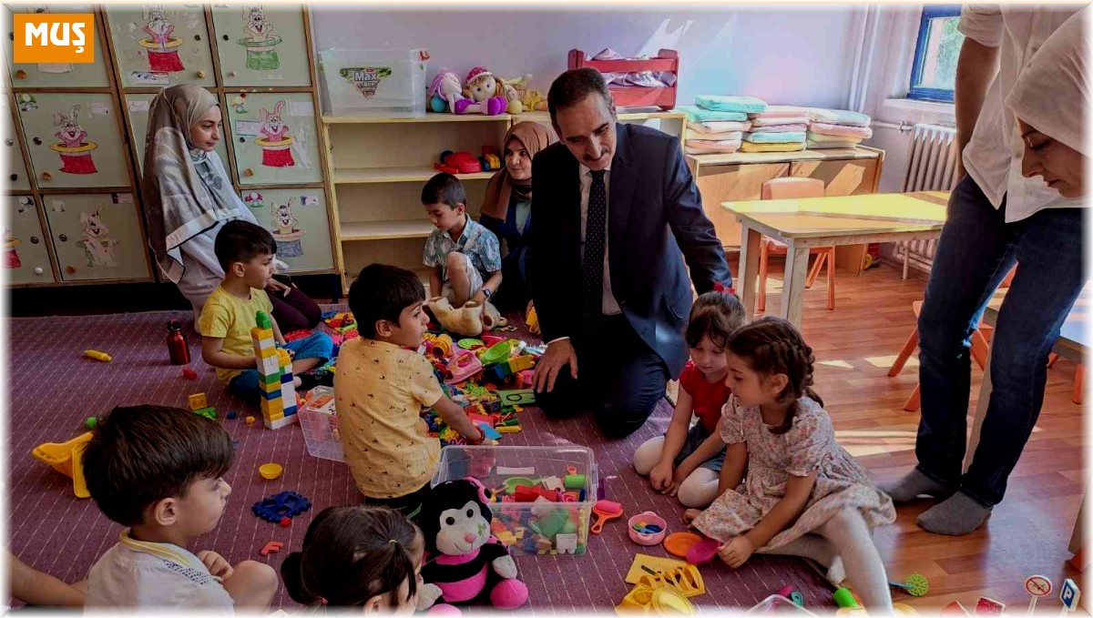 Müdür Kıvanç, miniklerin ilk gün heyecanına ortak oldu