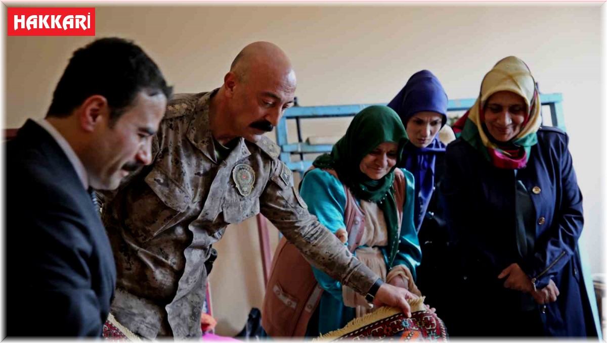 Müdür Pınar Hakkari kilimlerine hayran kaldı