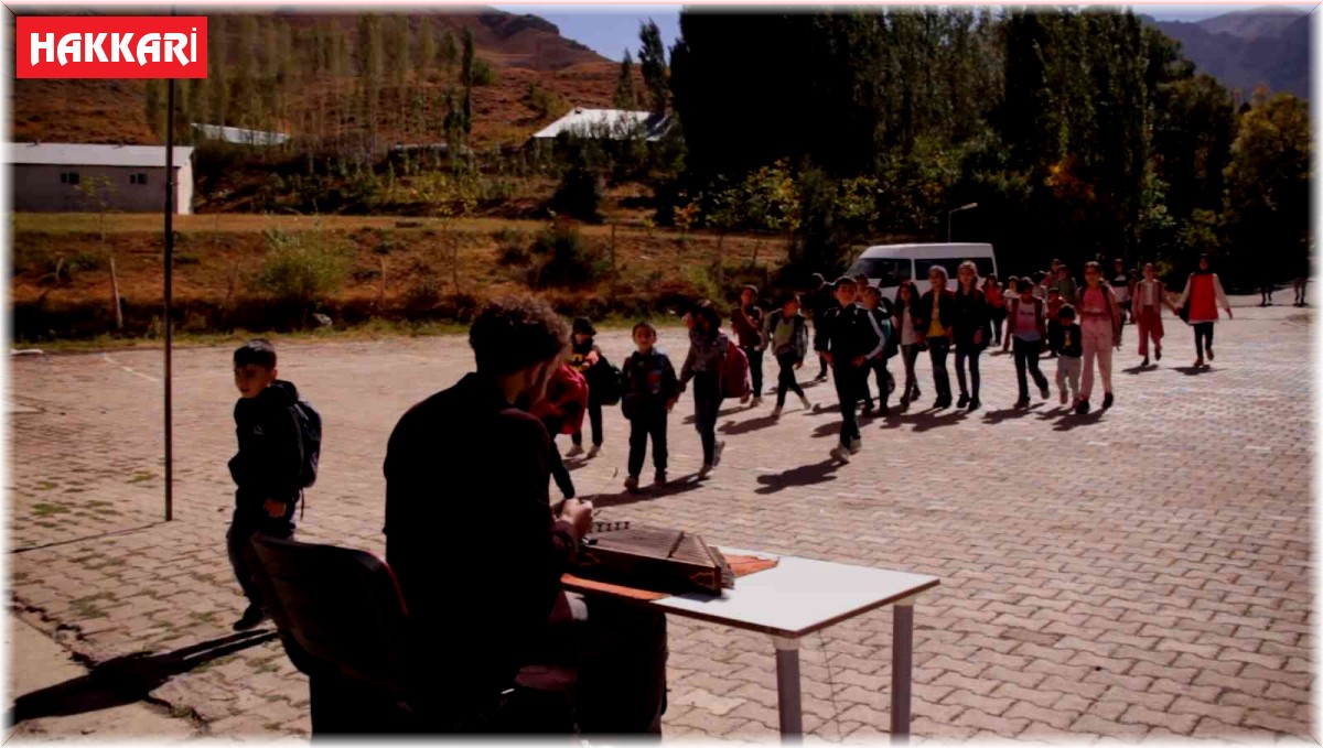 Müdür yardımcısı okula gelen öğrencileri santur ile karşılıyor