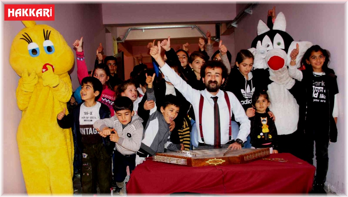 Müdür yardımcısından santur dinletisi