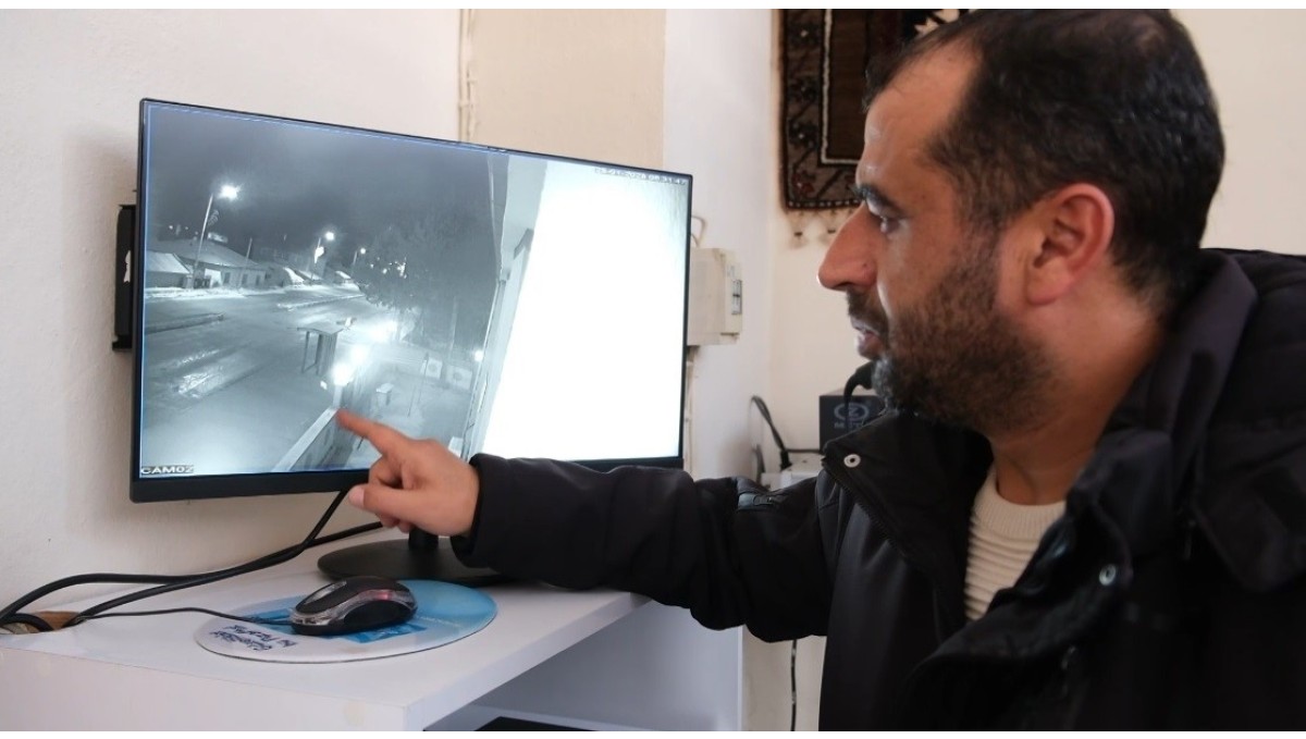 Müezzin mahalleye inen kurtlardan son anda kurtuldu